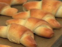 Cornulete cu smantana si gem de caise